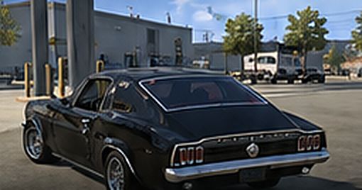 Arte conceitual: traseira de um carro preto estilo fastback em um posto de combustível